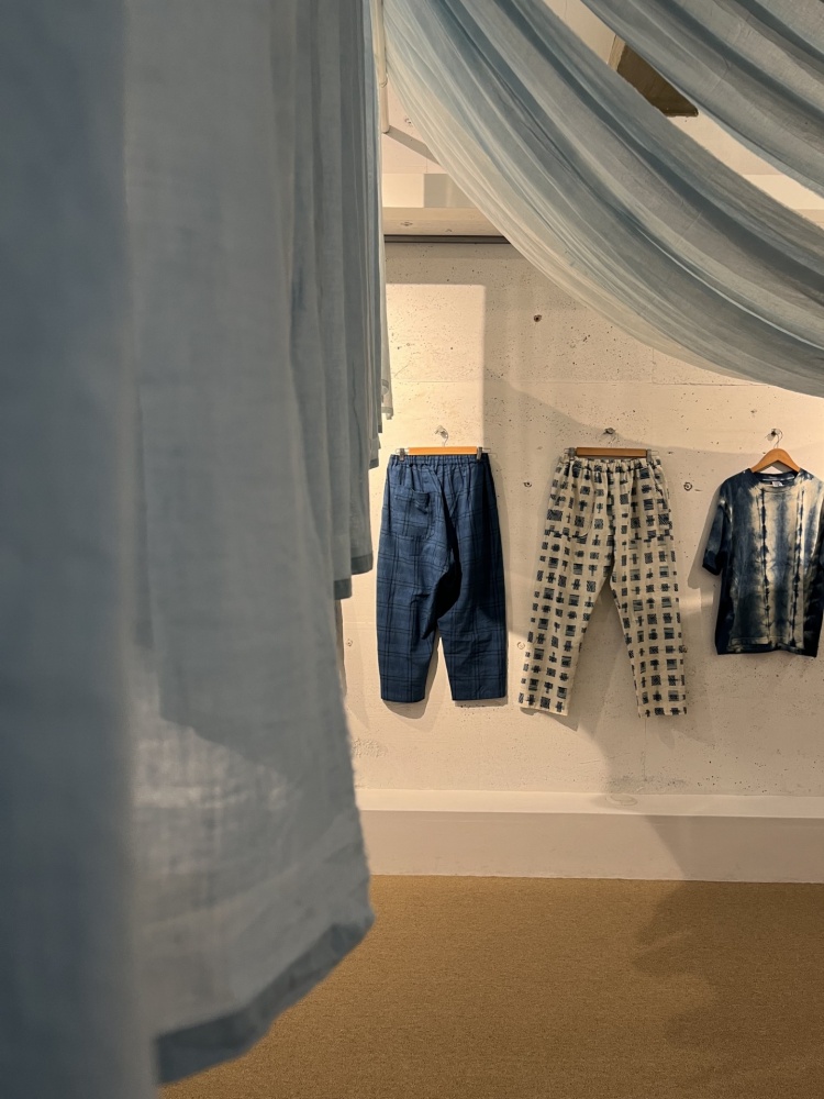 平田仁美　正藍染展　「藍を履く」