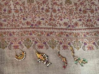 カシミールショールとインドの古いアクセサリー 　光と影の織りなす美しさを象徴する手の工芸
