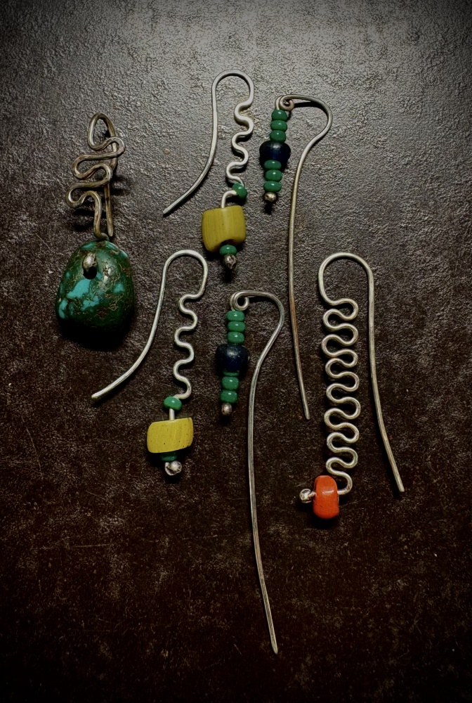 WHO IS GUOH？　アクセサリーとトタン看板グラフィック